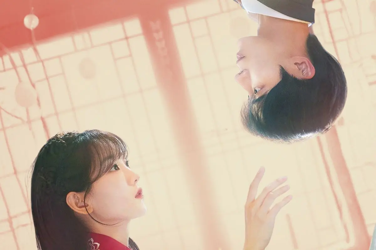 Cho Yi-hyun y Choo Young-woo en el póster Perdidamente enamorada. FOTO: CANVA/IMDb/Studio Dragon