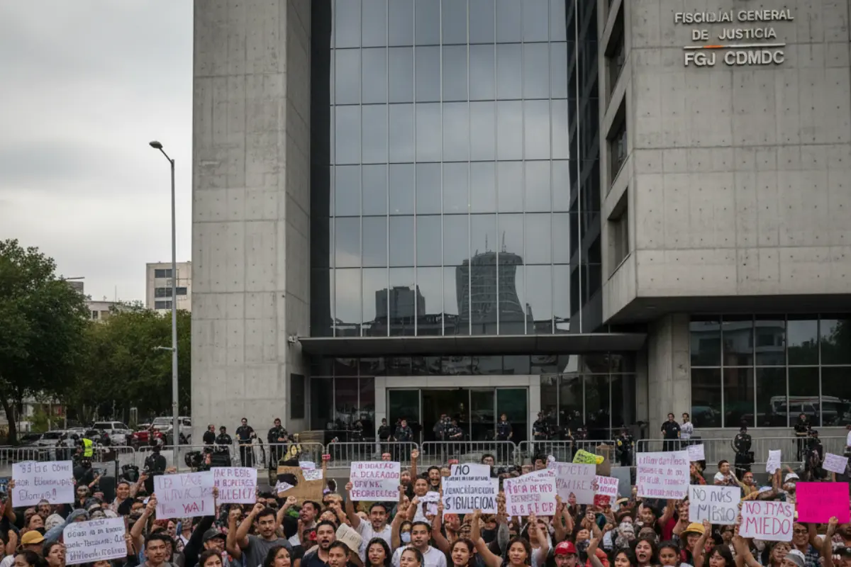 Se registró una protesta en la fiscalía de la CDMX. Foto: IA