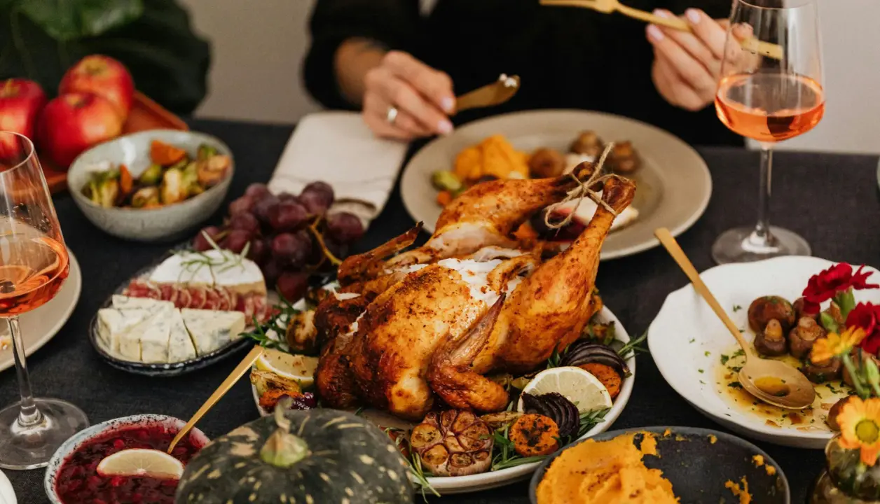 Las ciudades fronterizas, donde miles de familias tienen lazos con Texas, han adoptado esta celebración que mezcla gratitud, comida y convivencia. Foto: Freepik