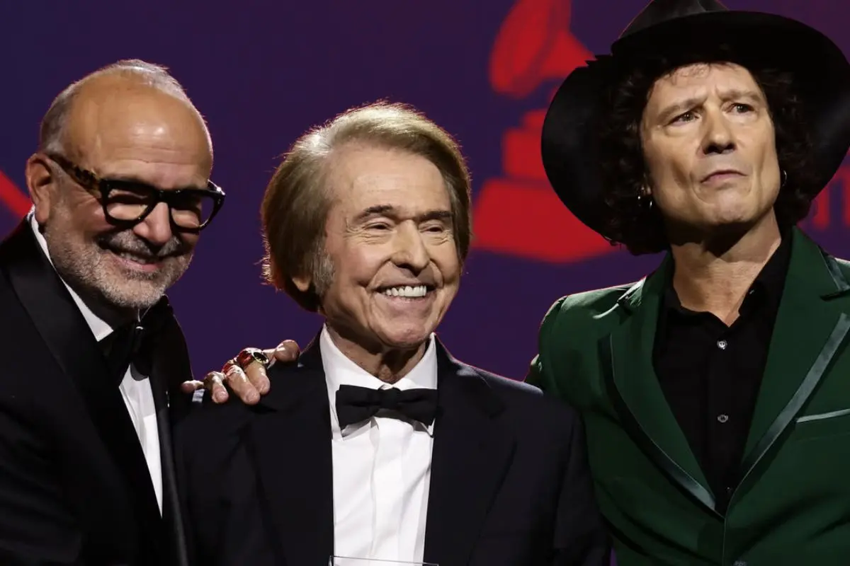 Raphael al lado de Enrique Bunbury y Manuel Abud, CEO de a Academia Latina de Grabación. FOTO: CANVA/IG: @latingrammy, @raphaelartista