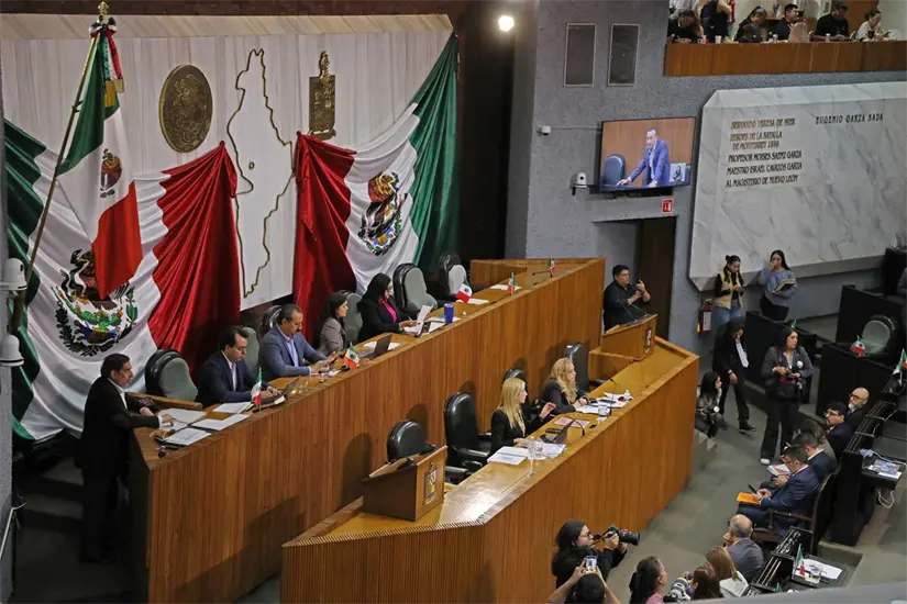 La secretaria de Salud de Nuevo León, Alma Rosa Marroquín, y Graciela Guadalupe Buchanan Ortega, secretaria de las Mujeres de Nuevo León, durante la cuarta Glosa en el Congreso del Estado. Foto: Congreso de Nuevo León