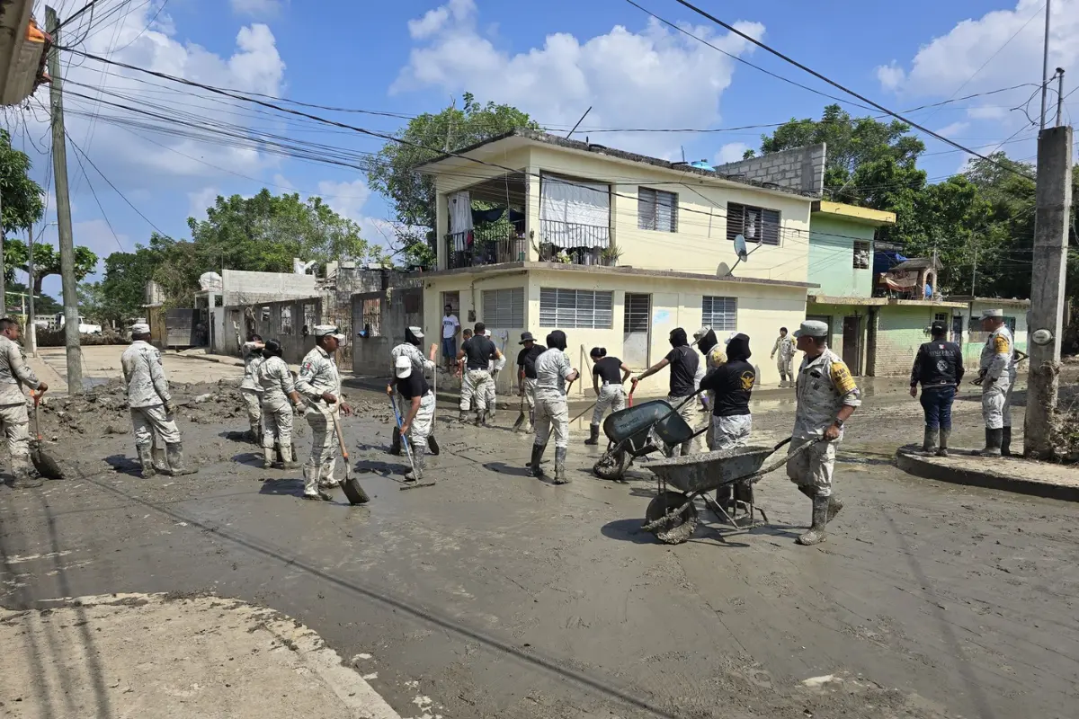 Personal militar realizando limpieza en Álamo, Veracruz. Foto: X (@CNPC_MX)