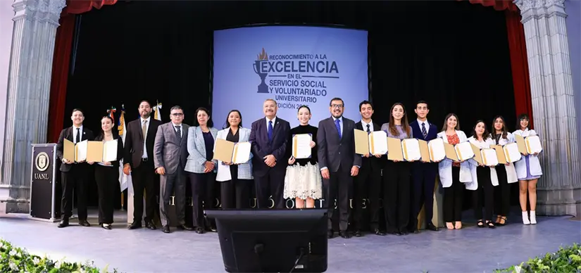 imagen recuadro El rector de la UANL, Santos Guzmán López, junto a los universitarios galardonados. Foto: UANL