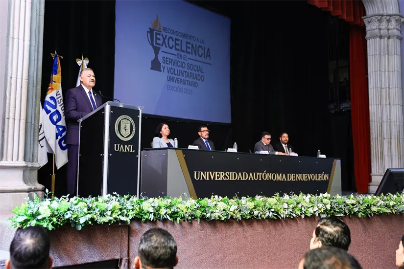 imagen recuadro El rector de la UANL, Santos Guzmán López, da un mensaje en la ceremonia del Reconocimiento a la Excelencia en Servicio Social y Voluntariado Universitario 2025. Foto: UANL