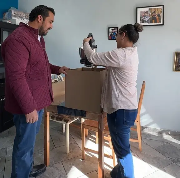 imagen recuadro Alcalde Jesús Nava con cuidadana. Foto: Gobierno de Santa Catarina.