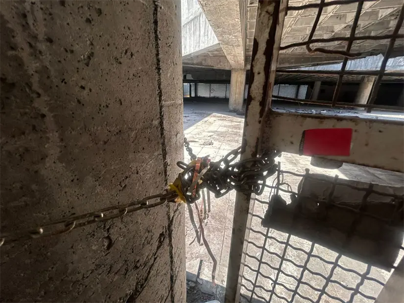 imagen recuadro Candado en puerta de centro comercial. Foto: POSTA.