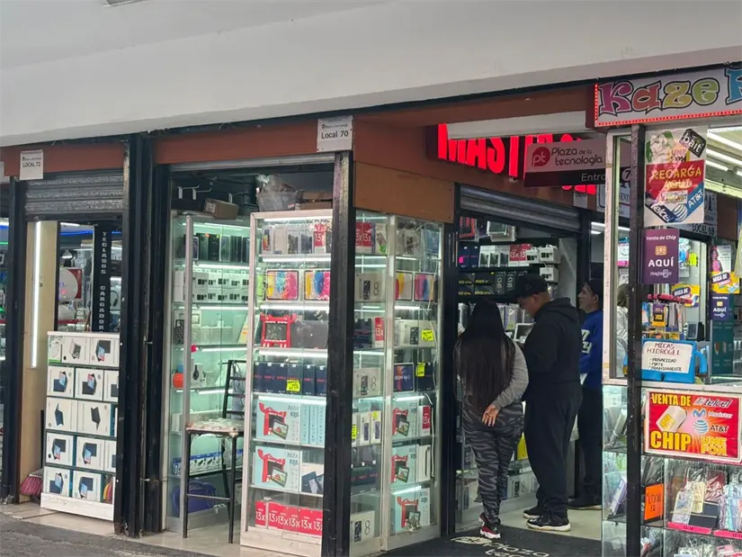 Personas en la Plaza de la Tecnología. Foto: POSTA.