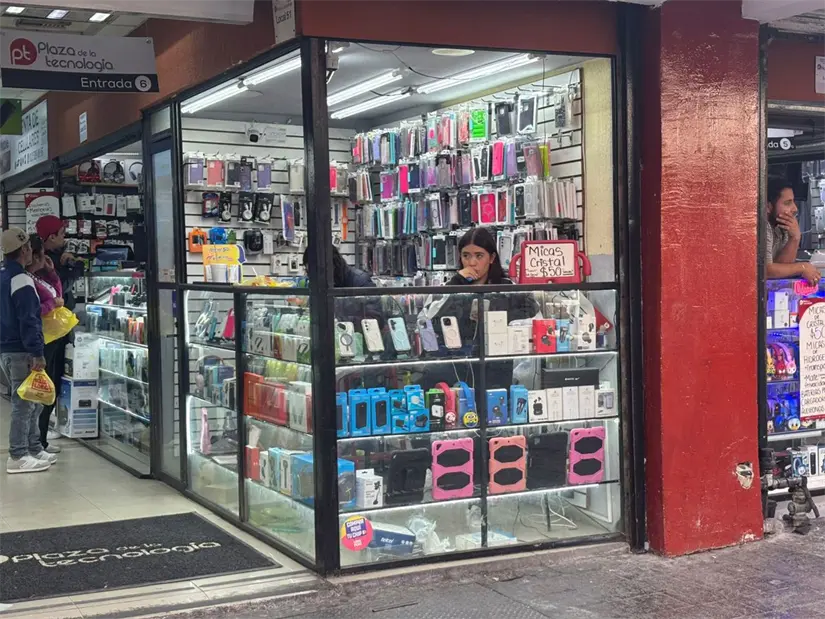 Persona en local comercial. Foto: POSTA.