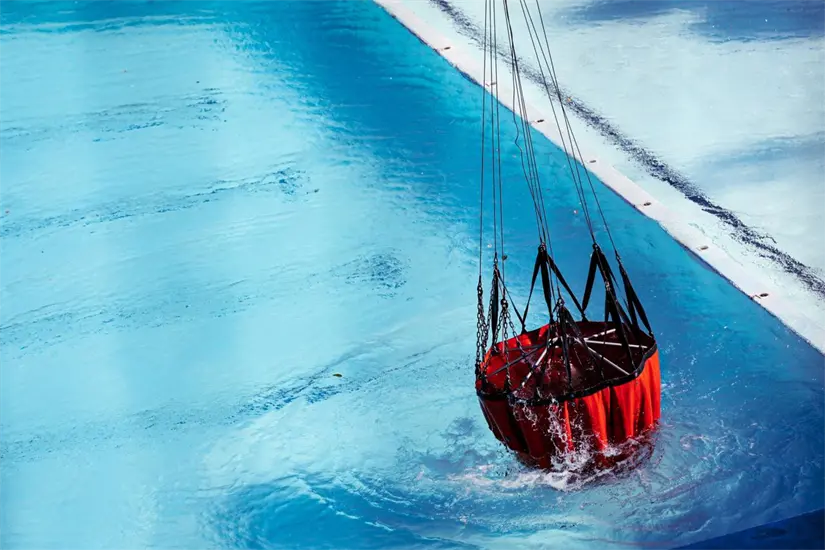 Helicóptero recarga agua para continuar las descargas sobre el Cerro de las Mitras Foto: PCNL