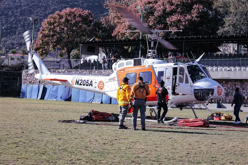 Brigadistas de la Brigada Fénix descendiendo con herramientas manuales Foto: PCNL