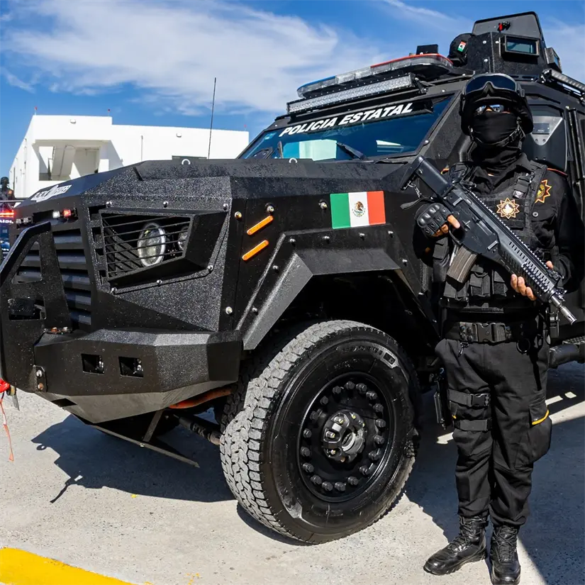 Una unidad de policía del Estado y un elemento. Foto: Facebook Fuerza Civil