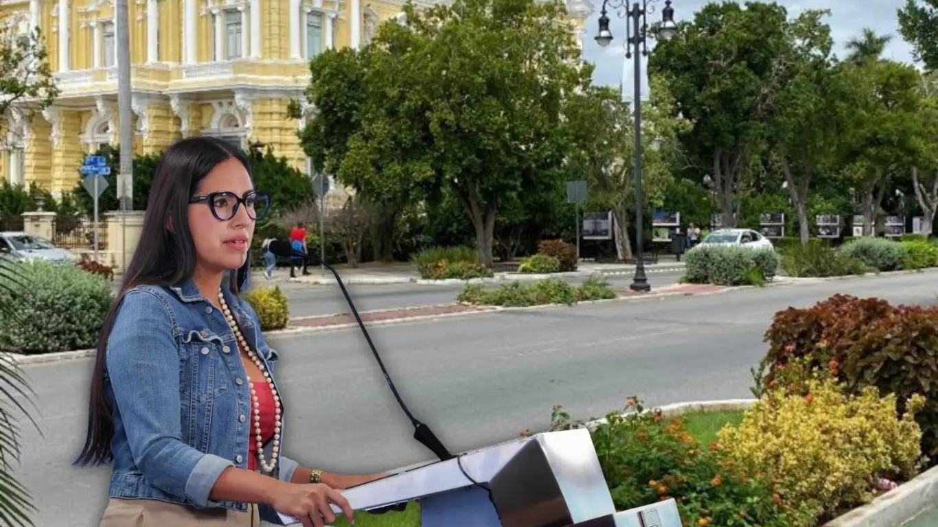 Alaine López Briceño, titular de infraestructura hablando sobre las jardineras. Foto: Canva / Alejandra Vargas
