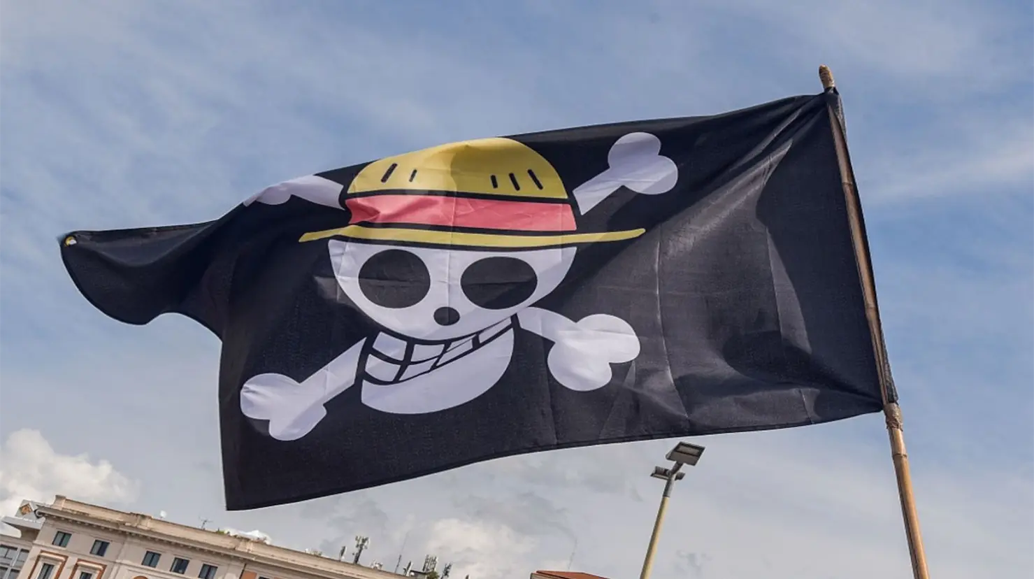 Bandera de One Piece representada por la marcha de la Generación Z en CDMX. Foto: @HomoEspacios | Canva