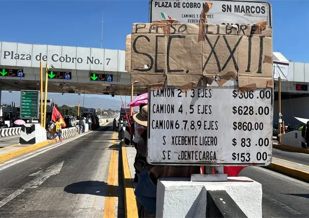 Integrantes de la CNTE toman la caseta de San Marcos en la autopista México–Puebla