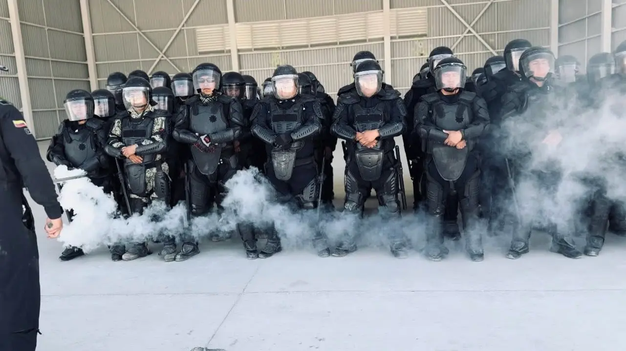 Además del entrenamiento físico y operativo, la Policía de Guadalupe recibió instrucción en prácticas con armamento menos letal. Foto: Policía de Guadalupe.