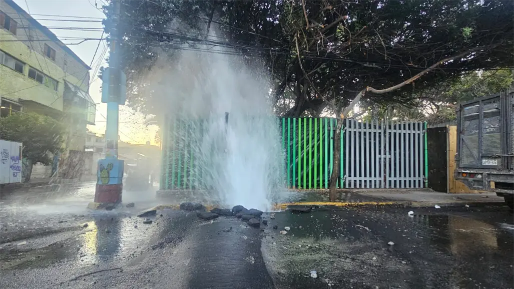 Fuga de agua genera alarma en Iztapalapa