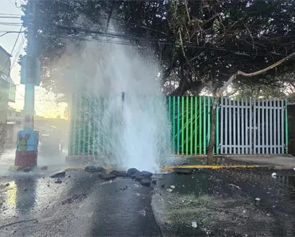 Fuga de agua genera alarma en Iztapalapa
