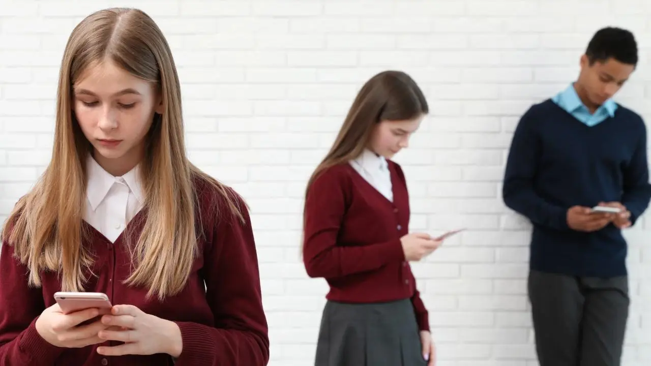 ¿Celulares en aulas? Así analiza el Edomex permitir su uso escolar. Foto: Canva