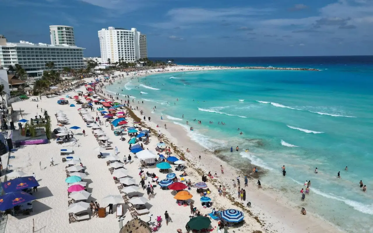 Playa y turistas. Foto: X (@SECTUR_mx)