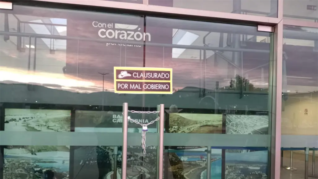 Clausuran simbólicamente el Centro de Gobierno de Ensenada por hartazgo ante presuntos casos de corrupción