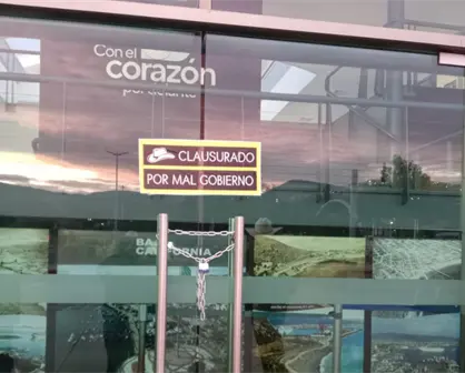 Clausuran simbólicamente el Centro de Gobierno de Ensenada por hartazgo ante presuntos casos de corrupción