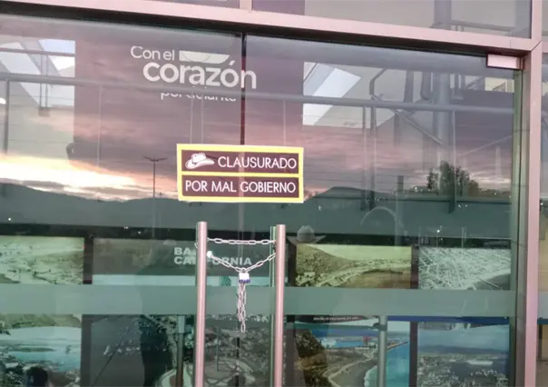 Clausuran simbólicamente el Centro de Gobierno de Ensenada por hartazgo ante presuntos casos de corrupción