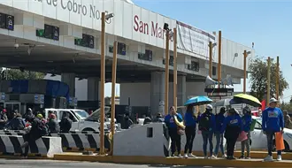 VIDEO | CNTE toma caseta en la México-Puebla y automovilistas pasan sin pagar el peaje