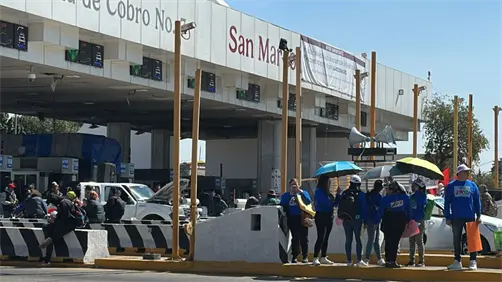 VIDEO | CNTE toma caseta en la México-Puebla y automovilistas pasan sin pagar el peaje