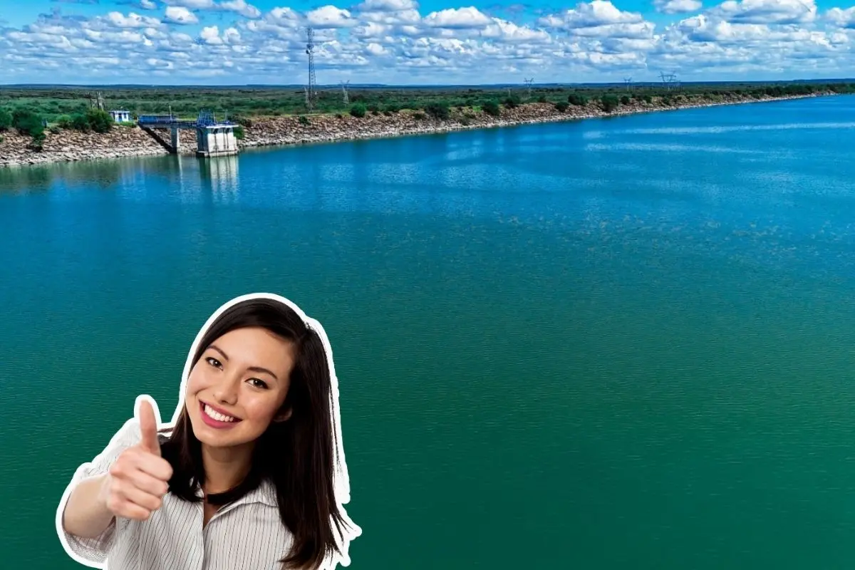 La presa Cero Prieto del municipio de Linares, Nuevo León, supera el 100% de su capacidad. Foto: Facebook Agua y Drenaje de Monterrey / Canva