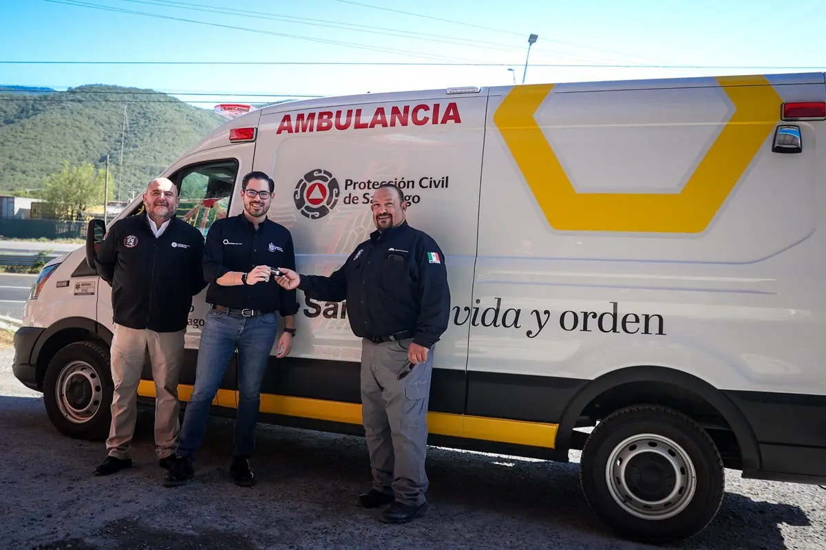 El alcalde de Santiago, David de la Peña, entregó una nueva ambulancia con tecolongía Spectrel Blue a Protección Civil municipal. Foto: Gobierno de Santiago