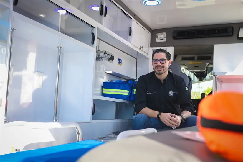 imagen recuadro El alcalde de Santiago, David de la Peña, anunció que todas las ambulancias de la corporación serán equipadas con una mochila sensorial destinada a niñas y niños con Autismo. Foto: Gobierno de Santiago