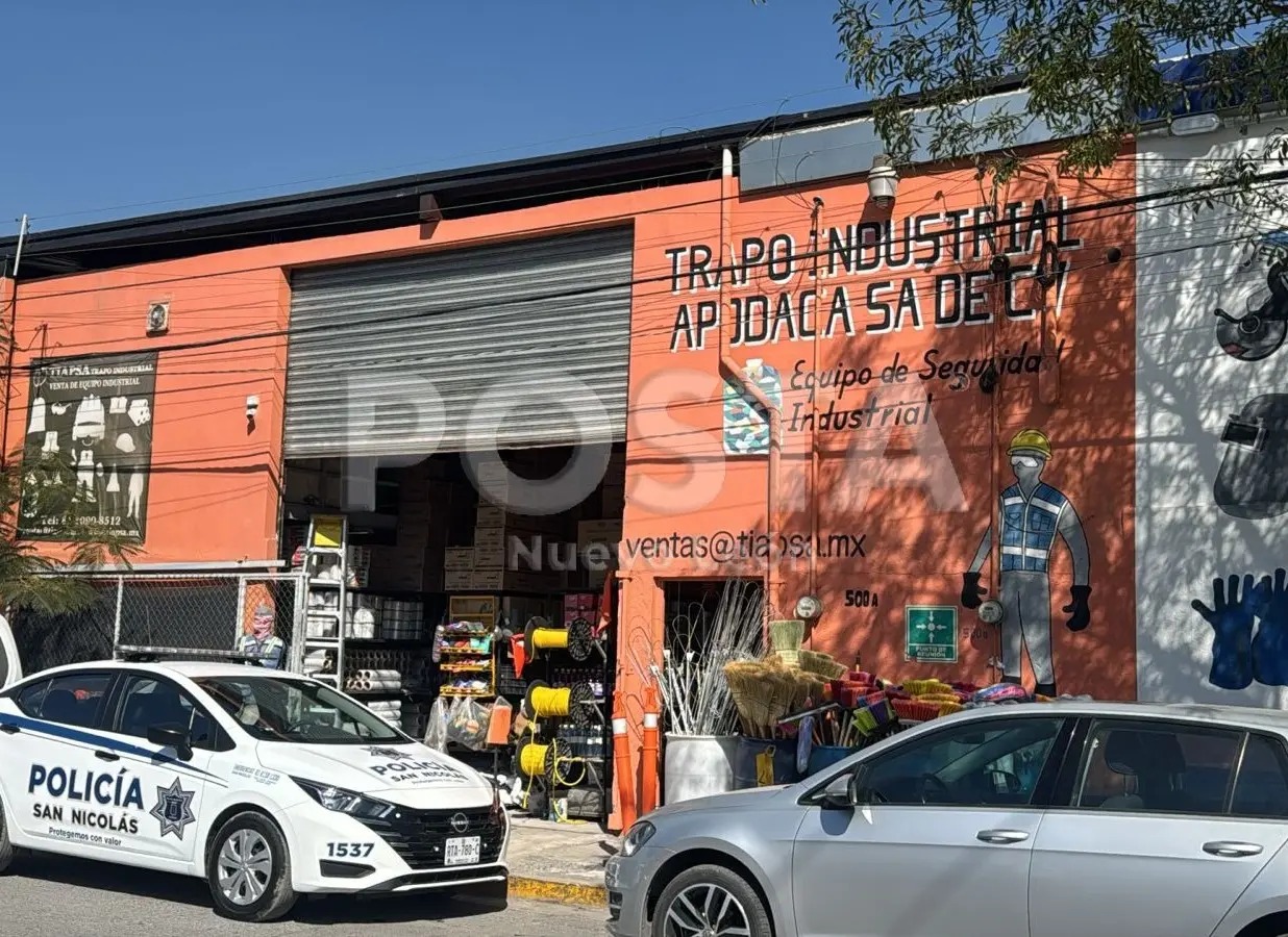 Elementos de la Policía de Monterrey afuera del negocio de seguridad industrial en Monterrey. Foto: POSTA.