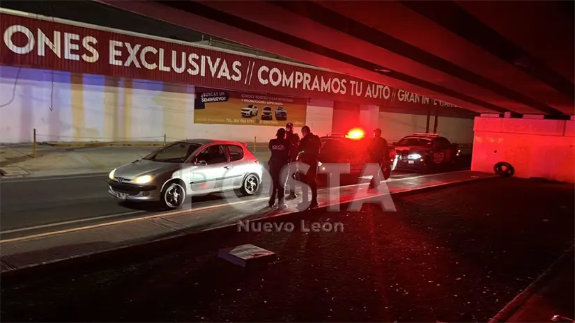 Durante el recorrido, las unidades policiacas implementaron maniobras para acotar el avance del vehículo. Foto: POSTA.