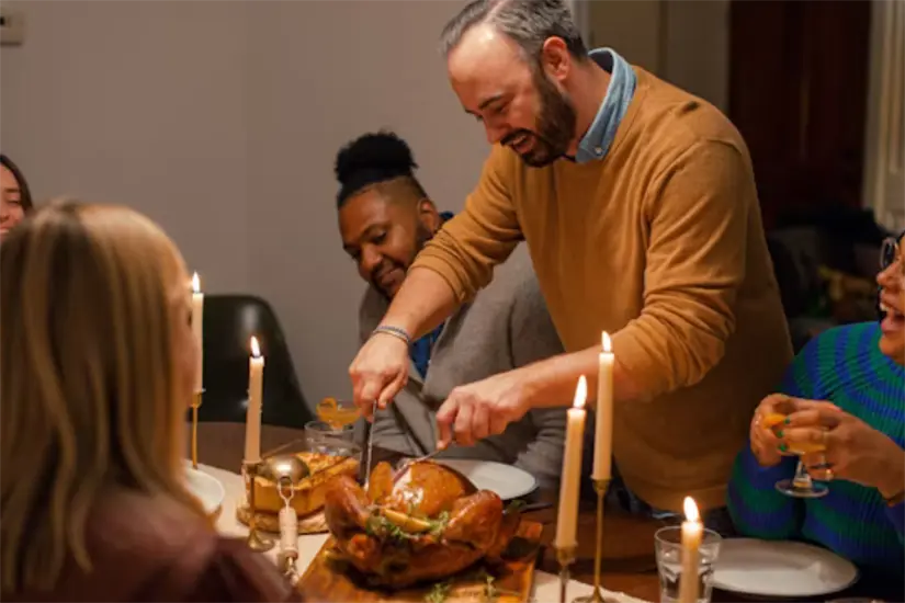 Familia cenando en el día de acción de gracias como parte de las actividades de la festividad Foto de Freepik