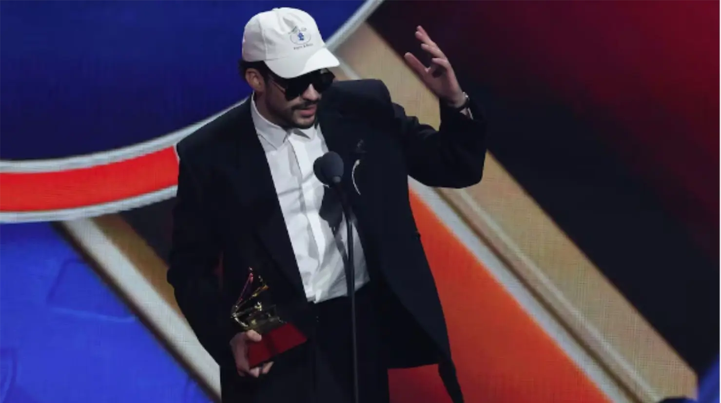 Bad Bunny se hizo acreedor a los premios: Mejor Álbum del Año, Mejor Álbum de Música Urbana y Mejor Canción Urbana en la entrega número 26 del Latin Grammy. Foto. Cortesía AFP.