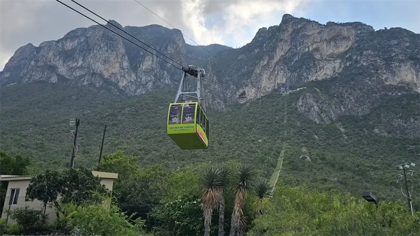 imagen recuadro El teleférico de las Grutas de García ofrece una de las vistas más espectaculares de la Sierra del Fraile Foto: página oficial Nuevo León Travel