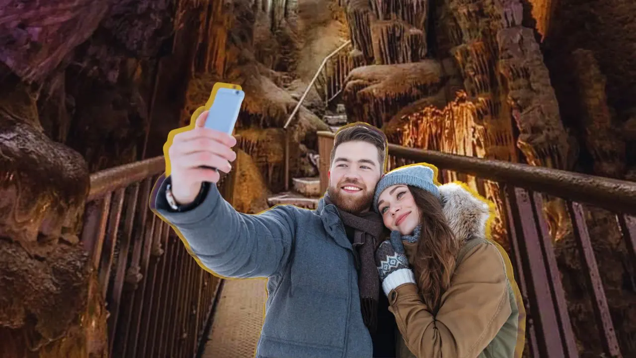 Impresionantes pasillos iluminados de las Grutas de García Foto: Canva