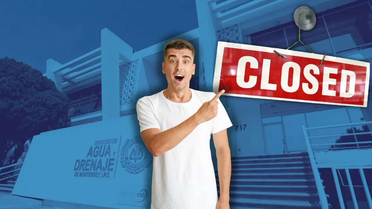 Hombre apuntando un cartel de “Closed” detrás la fachada de Agua y Drenaje de Monterrey Foto: Canva
