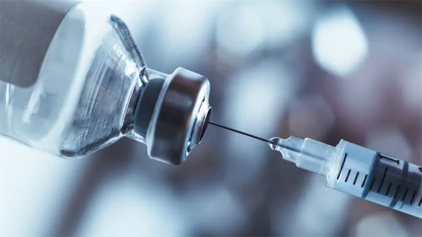 imagen recuadro Imagen alusiva a una dosis de vacuna Foto: Canva