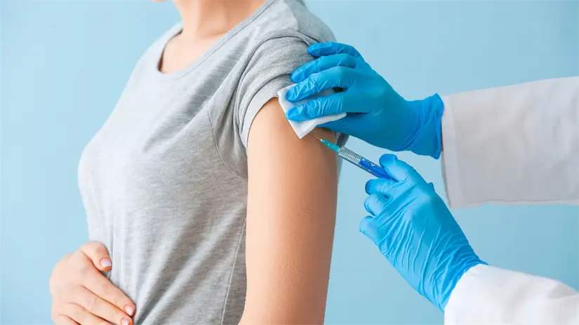 imagen recuadro Ciudadana recibe su dosis de vacuna como parte de la estrategia de protección Foto: Canva