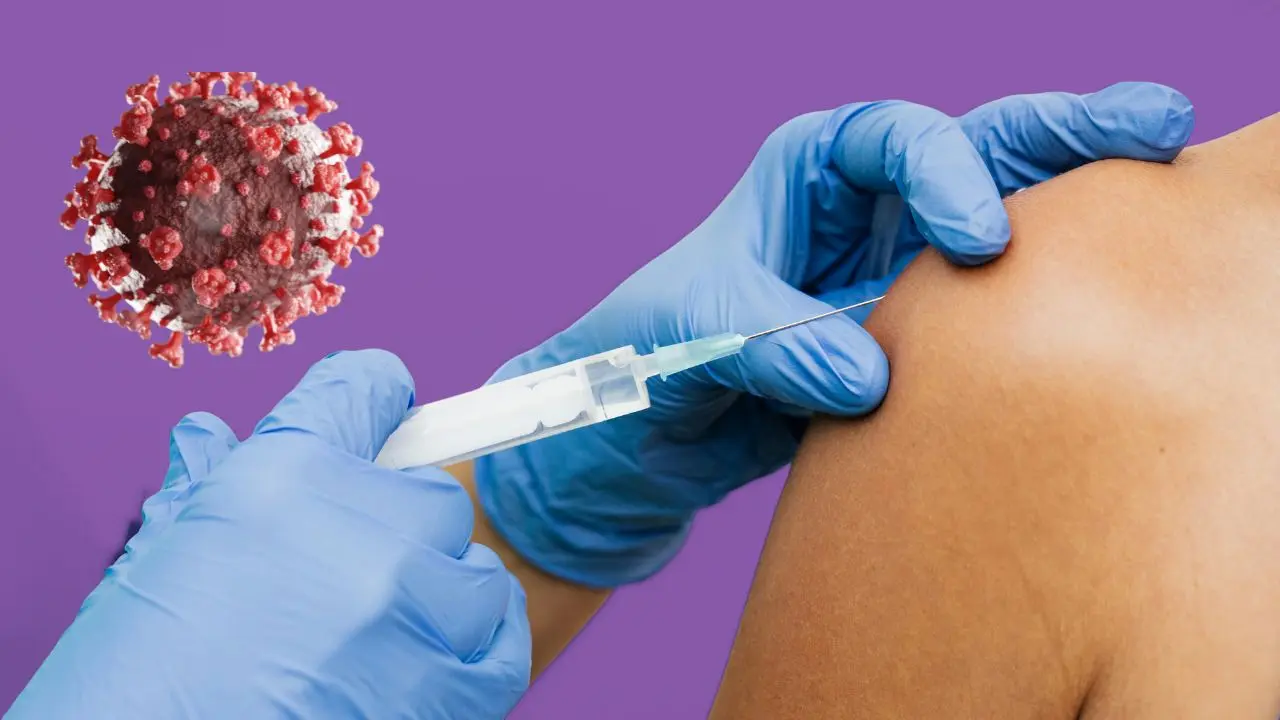 Personal de salud aplica la vacuna durante la campaña de vacunación 2025-2026 en Nuevo León