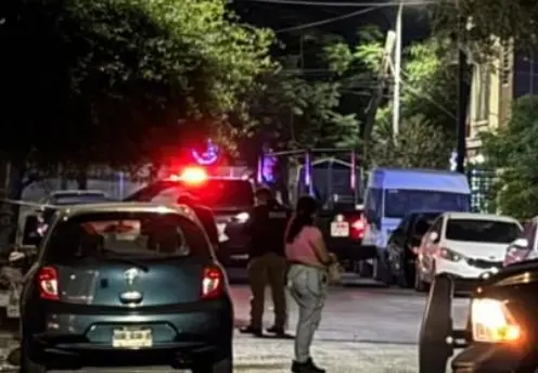 imagen recuadro Elementos de la Policía Regia acudieron al lugar, junto con paramédicos de la Cruz Roja, para verificar la situación. Foto: POSTA.