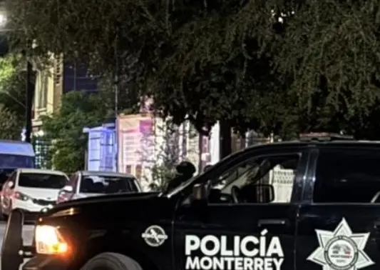 imagen recuadro Los oficiales procedieron a asegurar el área en espera de personal especializado en homicidios. Foto. POSTA.