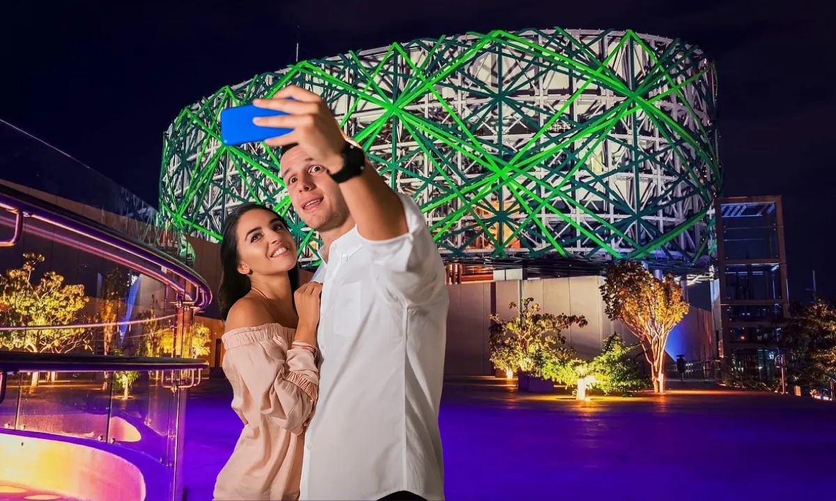 Pareja tomándose una selfie con el Gran Museo del Mundo Maya de fondo Foto: Gran Museo del Mundo Maya/Canva