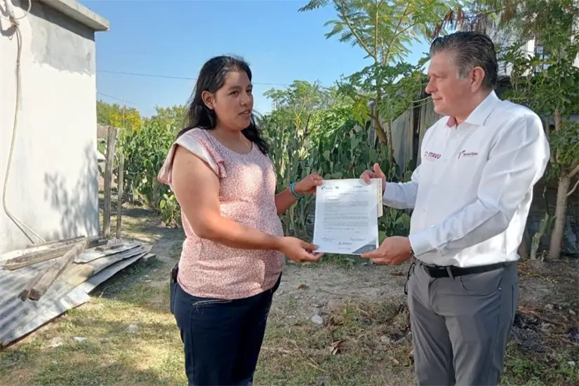 Recibiendo escrituras de su terreno | Foto: ITAVU