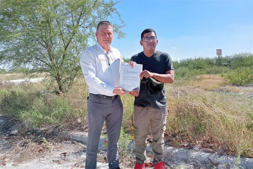 Arnoldo Francisco García García, delegado de ITAVU hizo la entrega de los lotes | Foto: ITAVU