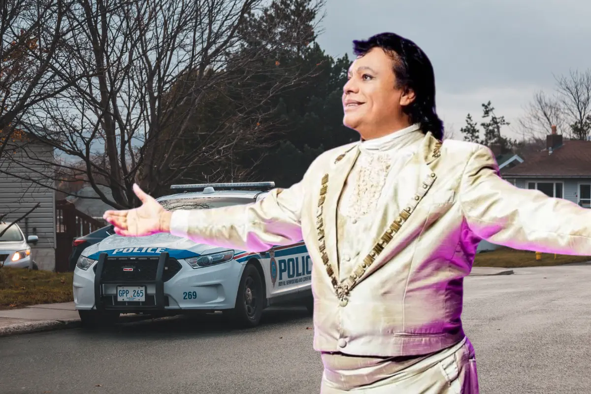 Juan Gabriel extendiendo las manos con un fondo de patrullas policiales (Foto: IG @soyjuangabriel_ / Canva)