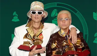 Latin Grammy 2025: Ca7riel & Paco Amoroso se besan para celebrar su triunfo