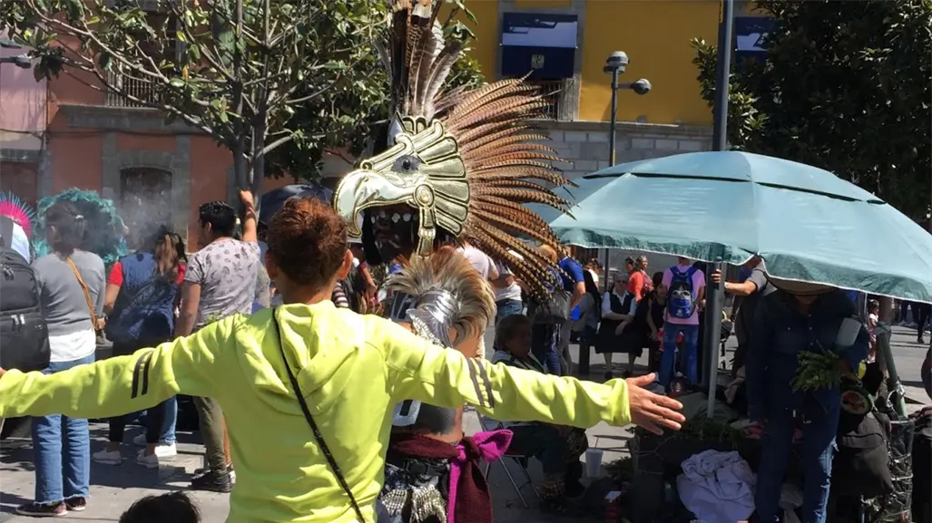 Despídete de las malas energías con las limpias tradicionales del Zócalo de la CDMX