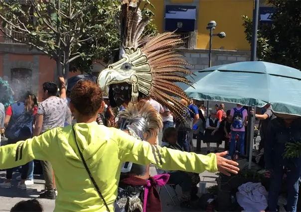 Despídete de las malas energías con las limpias tradicionales del Zócalo de la CDMX